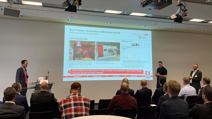 EPLAN Partner Network na feira SPS O diálogo é importante: na feira SPS em novembro de 2022, Alexander Bürkle e ABB (entre outros) apresentaram suas atividades como parte da EPLAN Partner Network.