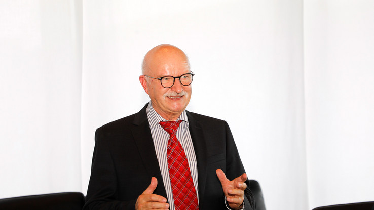 “Sem coesão e confiança mútua, não teríamos conseguido realizar nossas atividades de suporte sustentáveis fiéis ao lema‘ Ajuda para Autoajuda ’,” Friedemann Hensgen enfatizou em sua saída.