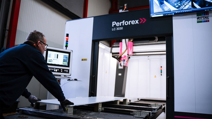 Automação desde o início: processamento a laser de componentes de painéis de controle com o Perforex LC. 