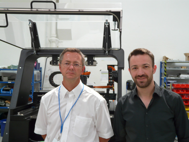 Os "arquitectos" da plataforma de construção do Esmo: Dipl.-Ing. (FH) Peter Herr, gerente de design e engenharia (esquerda) e Florian Peter, administrador do departamento de projetos elétricos.