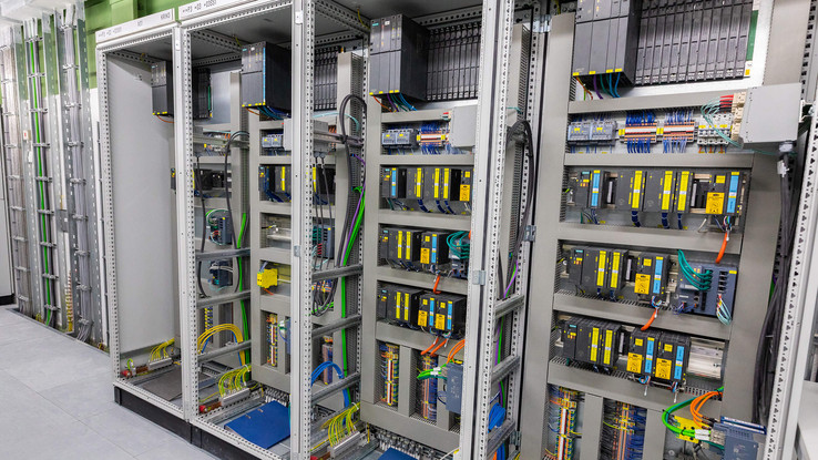 Um olhar em um dos painéis de controle da planta Um olhar em um dos painéis de controle da planta