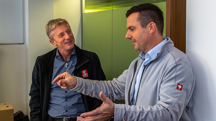 Manfred Herowitsch, diretor de tecnologia de redes elétricas da Netz Burgenland, MBA (à direita) falando com Erwin Kreuzer, gerente de contas da EPLAN para o leste da Áustria.