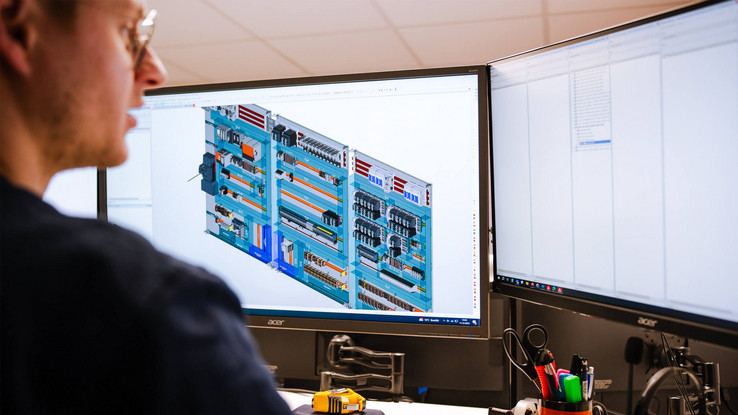 Os engenheiros elétricos da Röring utilizam o EPLAN Pro Panel para projetar painéis de controle em 3D. 